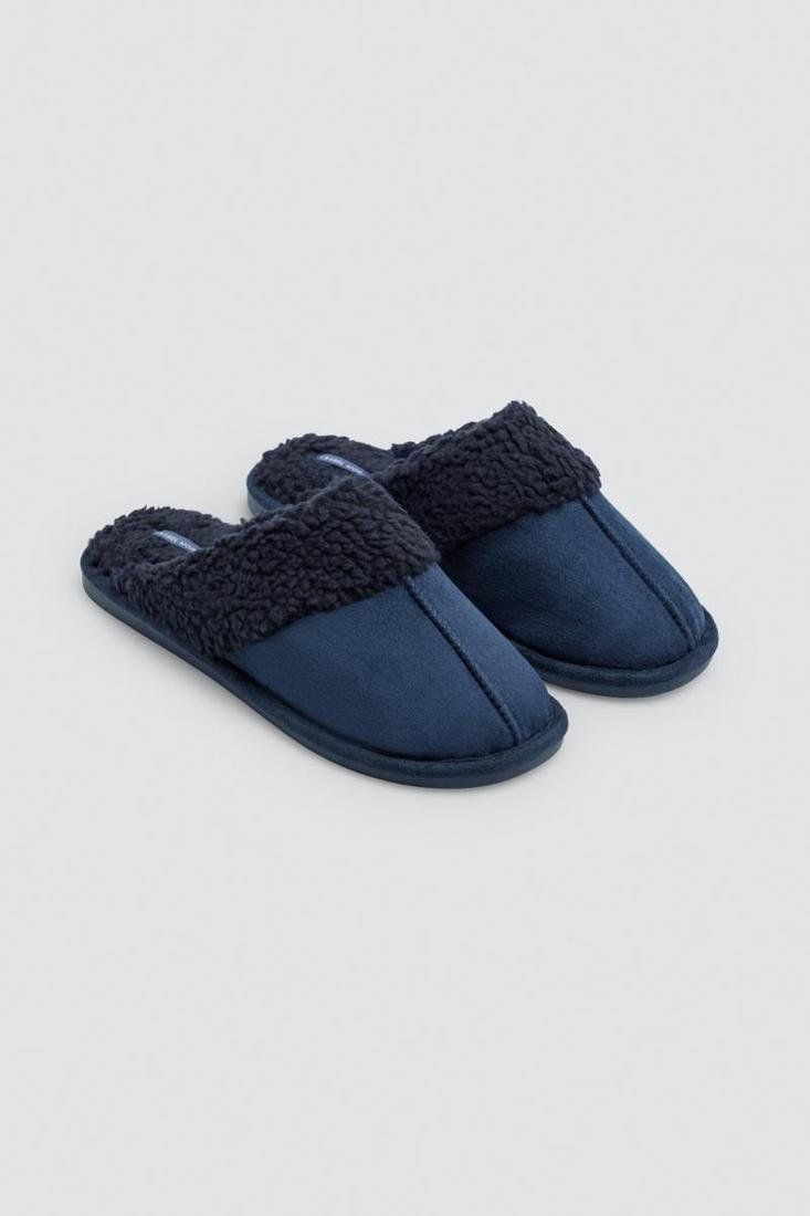 Zapatillas de casa para hombre Ysabel Mora 24098 en azul marino, con costura central, borde de borreguito y talón abierto.