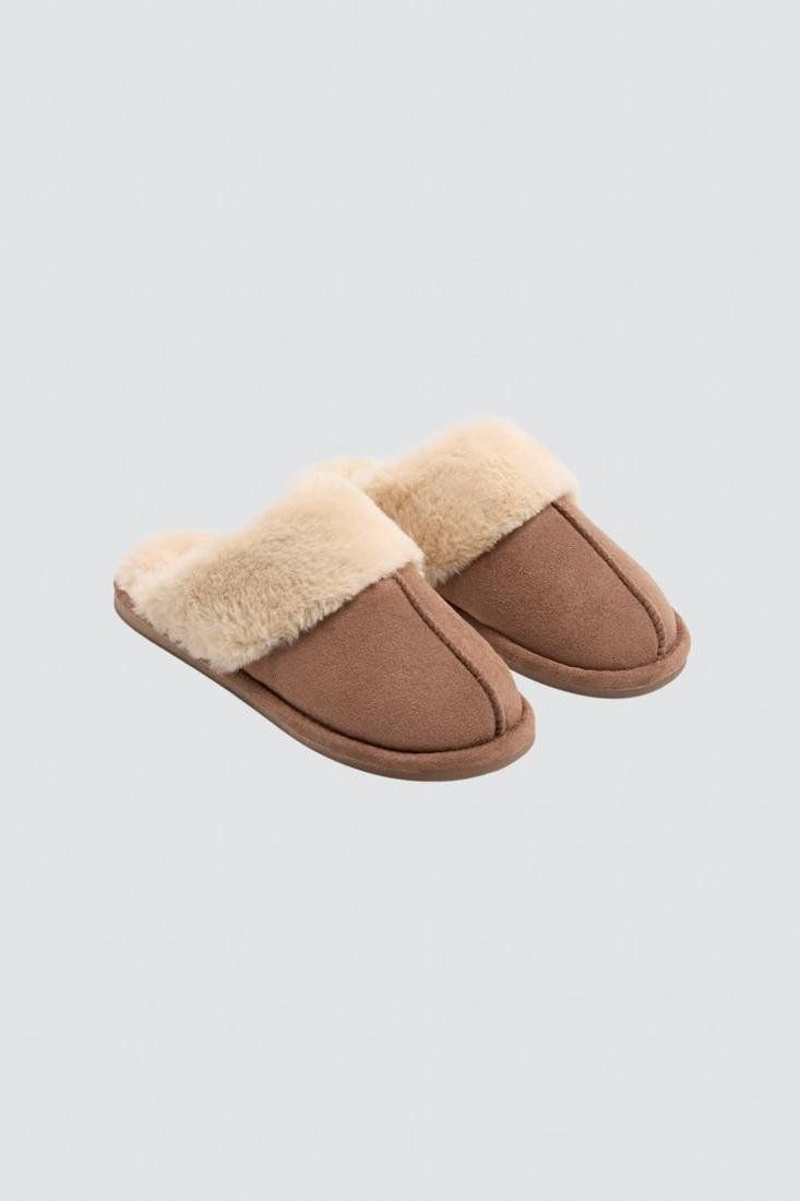Zapatillas de casa para mujer Ysabel Mora 14188 en color chocolate, con borde de pelo beige, costuras delanteras y diseño destalonado.