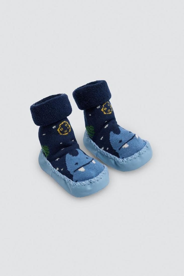 Detalle de calcetines zapatilla de bebé Ysabel Mora 52906 en azul marino, con planetas, estrellas y suela azul claro con puntos antideslizantes.