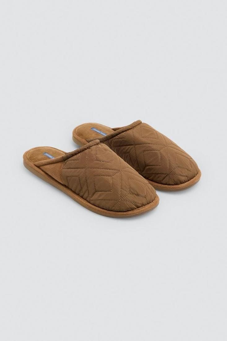 Zapatillas de casa para hombre Ysabel Mora 24108 en color ocre, con acolchado de rombos, ribete a tono, puntera cerrada y talón abierto.