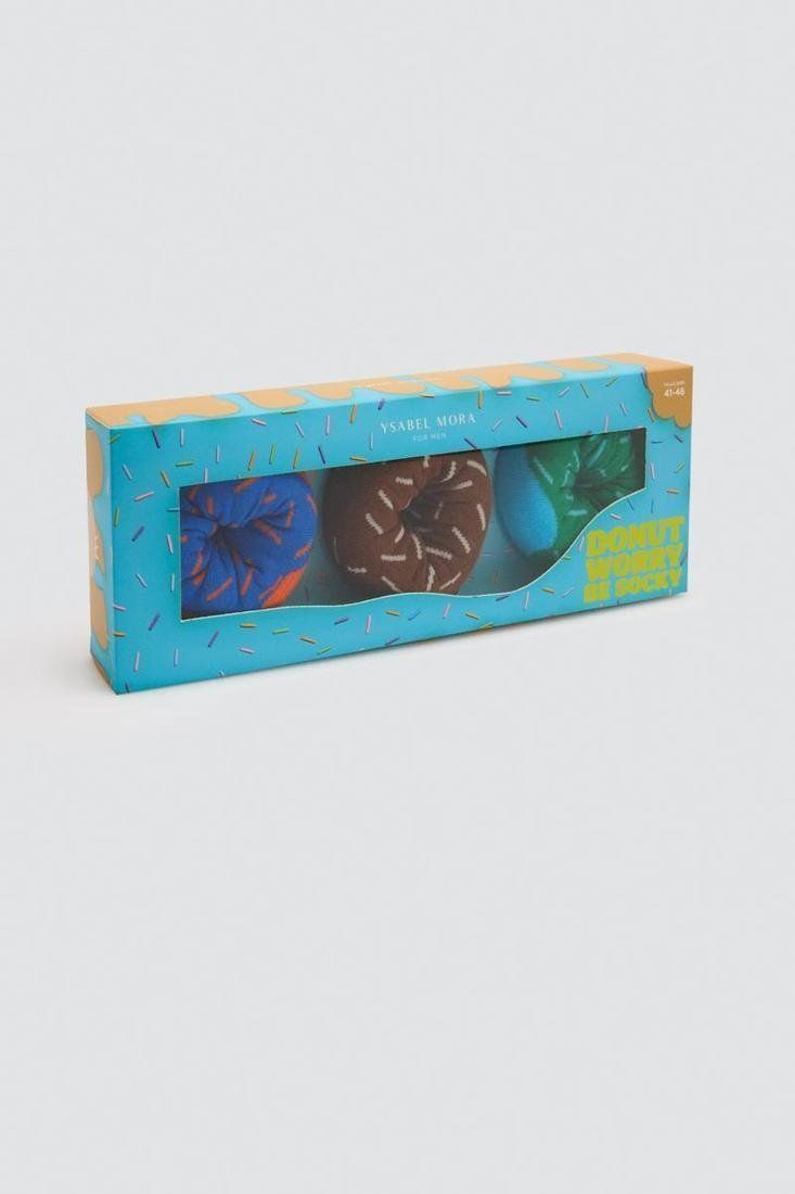 Caja regalo turquesa Ysabel Mora 22124 con ventana y calcetines de hombre enrollados en forma de dónuts.