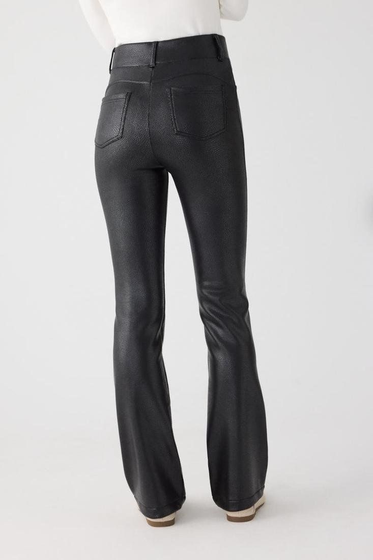 Leggings efecto piel en color olive green con interior afelpado.