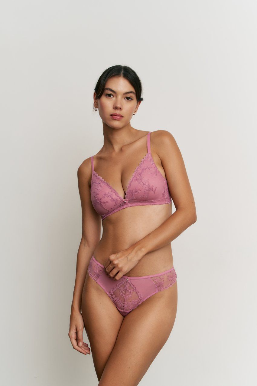 Conjunto Promise rosa malva con sujetador de encaje con relleno sin aro y tanga a juego, vista frontal.