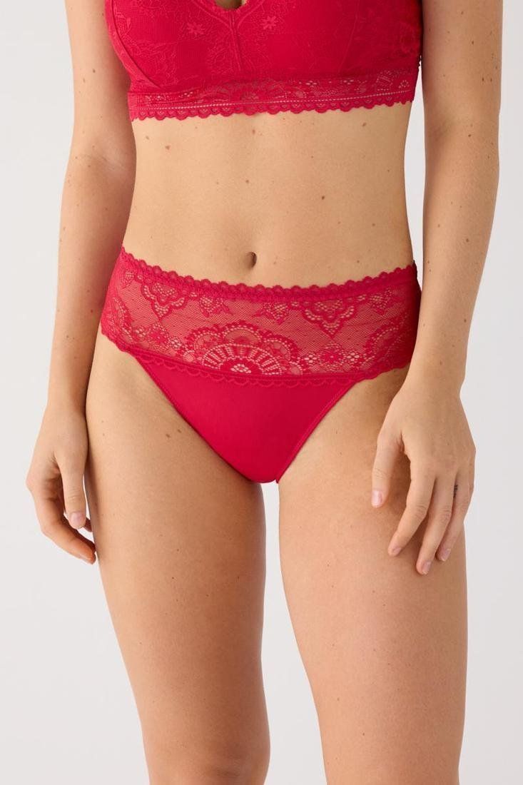 Estuche rojo de Ysabel Mora en forma de estrella con cinta para colgar y ventana circular que muestra la braga midi de encaje rojo.