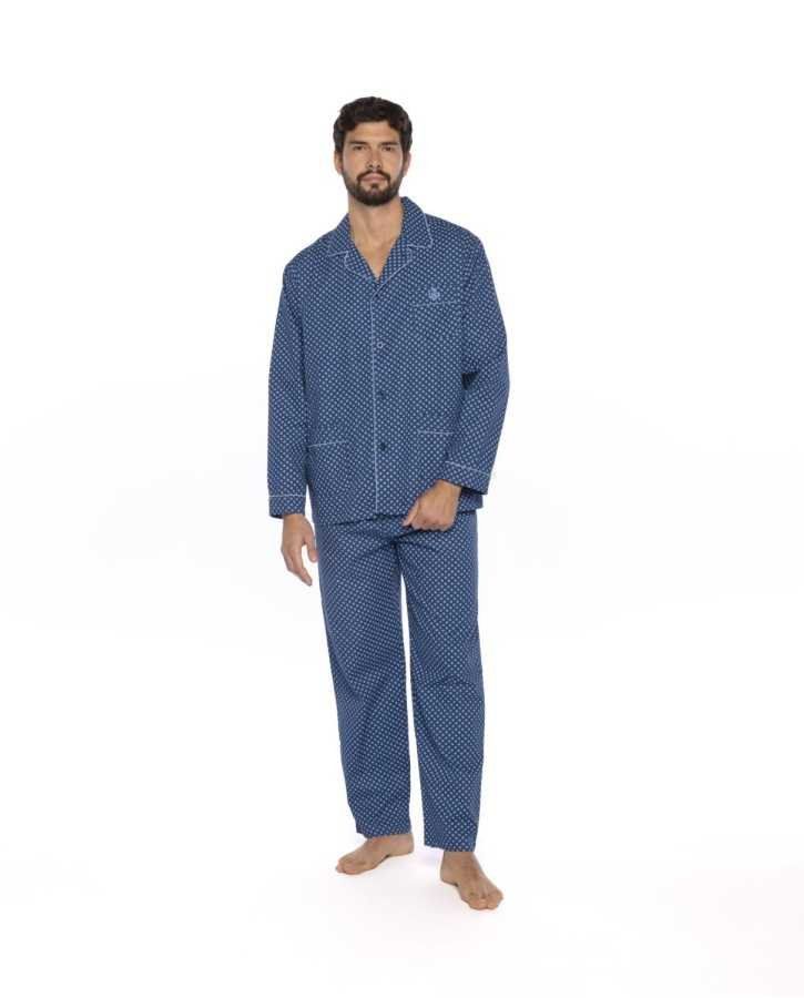 Pijama ligero con estampado geométrico en tonos azules. Hecho en popelín transpirable, ideal para quienes prefieren un diseño más actual sin perder comodidad.
