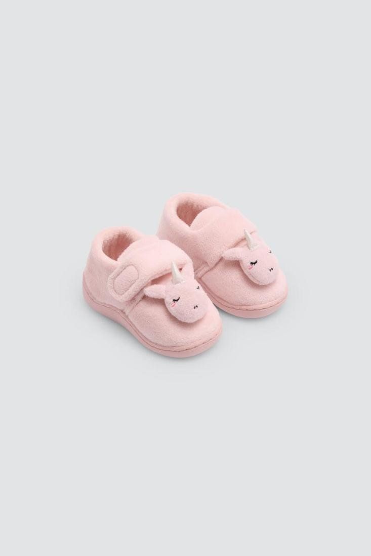 Zapatillas de casa infantiles Ysabel Mora 54043 en rosa, con detalle de unicornio en relieve y cierre de velcro.