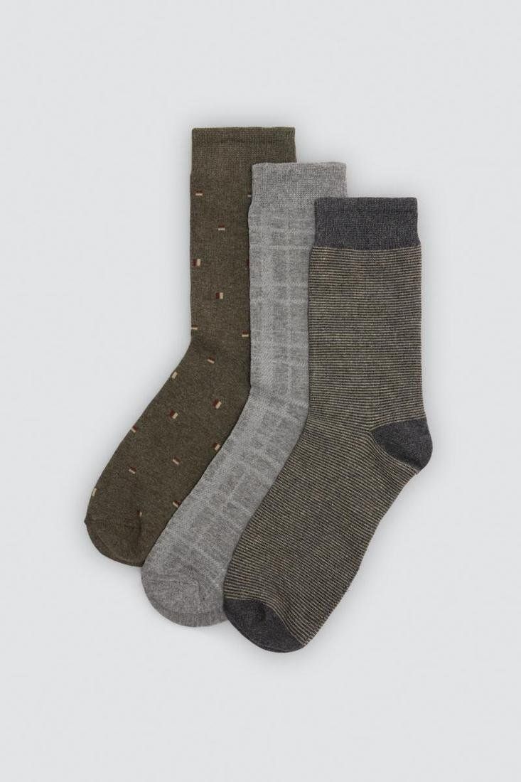 Tres calcetines de hombre Ysabel Mora 22100 en tonos verde oliva y gris, con diseños de pequeños motivos, cuadros y rayas.