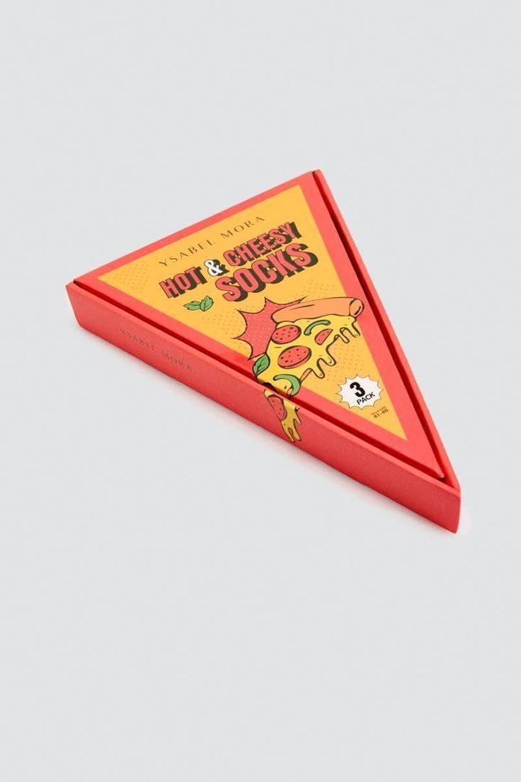 Caja regalo triangular Ysabel Mora 17502 en rojo y amarillo, con ilustración de una porción de pizza