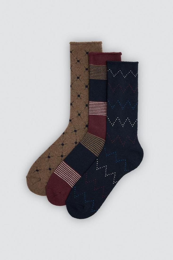 Calcetines térmicos de hombre sin puño Ysabel Mora 22116 en marrón, burdeos y azul marino, con motivos geométricos, rayas y zigzag.