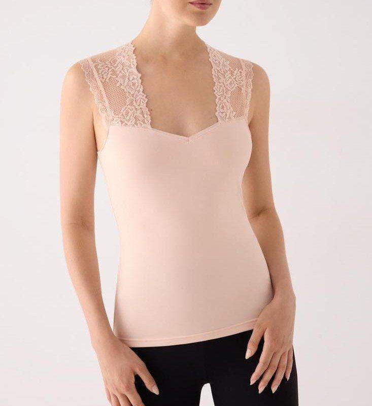Camiseta térmica negra de mujer Ysabel Mora con detalle de encaje en escote y hombros.