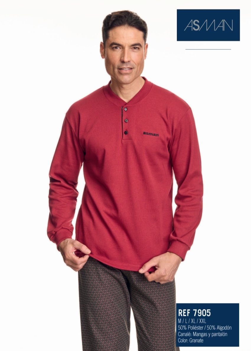 Pijama largo de hombre Asman, referencia 7905, con camiseta lisa de color granate, tapeta de tres botones, logotipo bordado y pantalón largo de estampado geométrico.