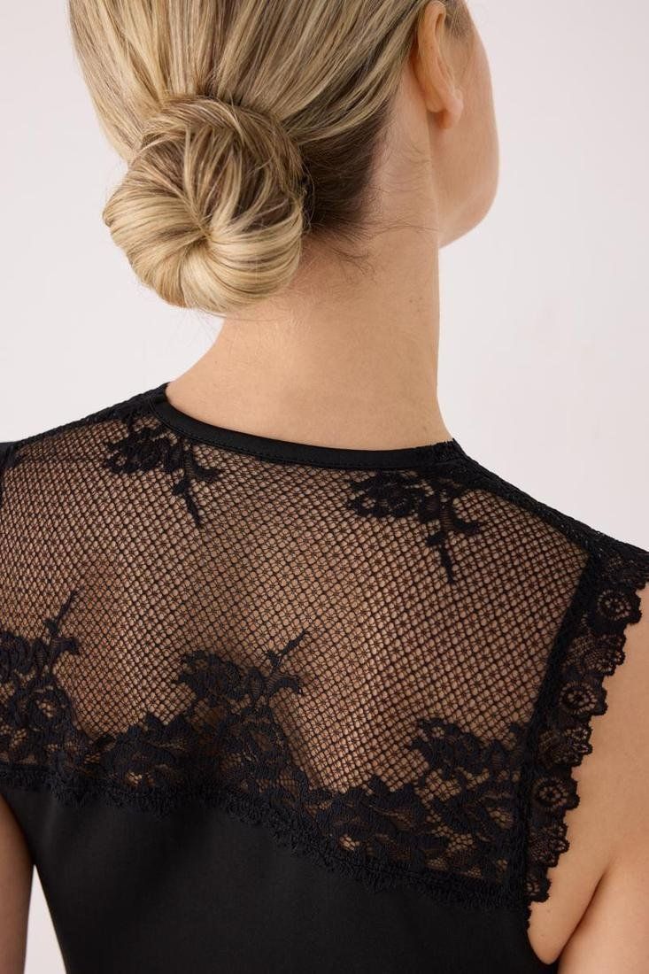 Detalle de camiseta interior térmica de mujer Ysabel Mora con encaje, tejido elástico e interior afelpado.