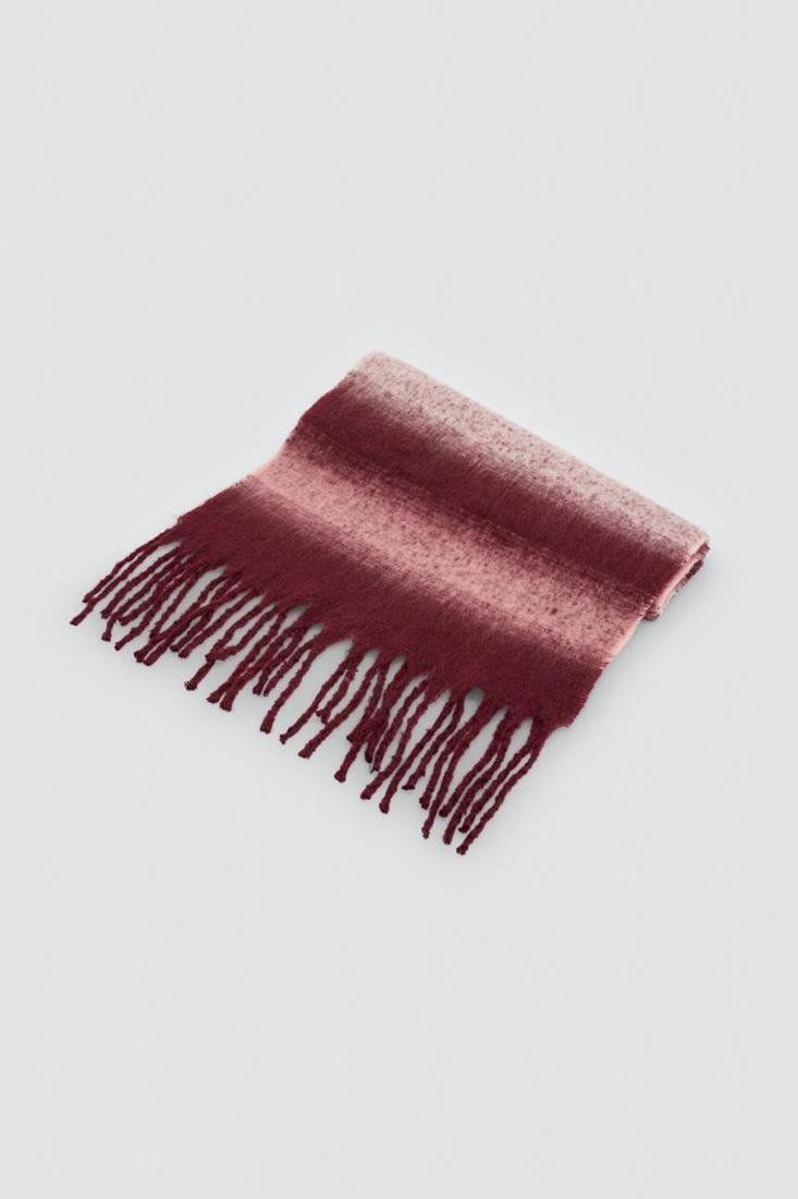 Pashmina de mujer Ysabel Mora 70712 doblada, con franjas anchas en burdeos y rosa y flecos en los extremos.