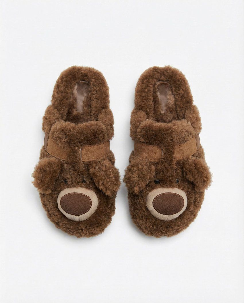 Zapatillas de casa marrones de tejido afelpado con cara, hocico y orejas de oso en relieve.