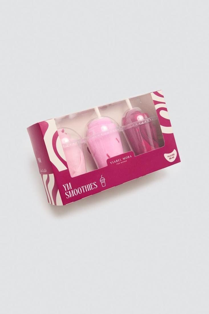 Tres calcetines de mujer Ysabel Mora 12143 en tonos rosa, fucsia y burdeos, con estampados de efecto goteo y pequeños detalles de colores.