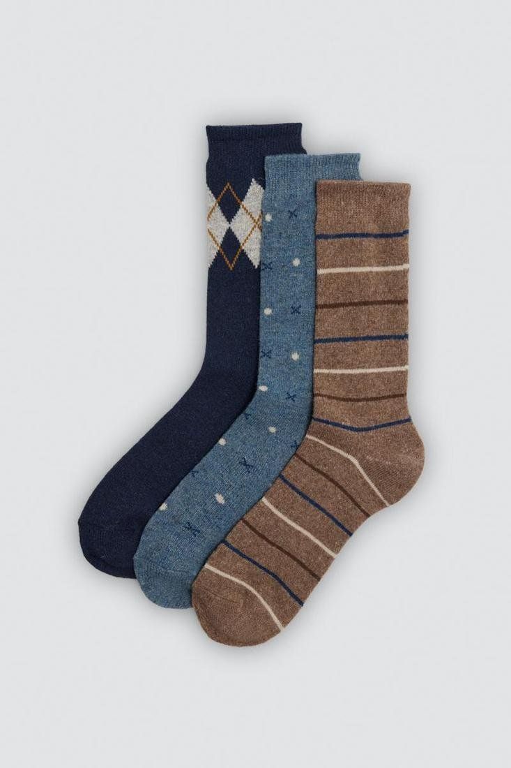 Calcetines de hombre Ysabel Mora 22119 en azul marino, azul y marrón, con diseños de rombos, pequeños motivos y rayas.