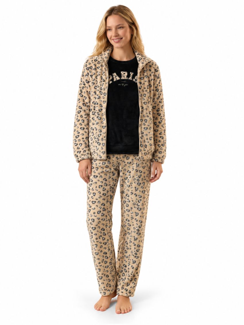 Modelo con bata corta Waterlemon 8523 de estampado de leopardo beige, cuello alto y cremallera frontal.