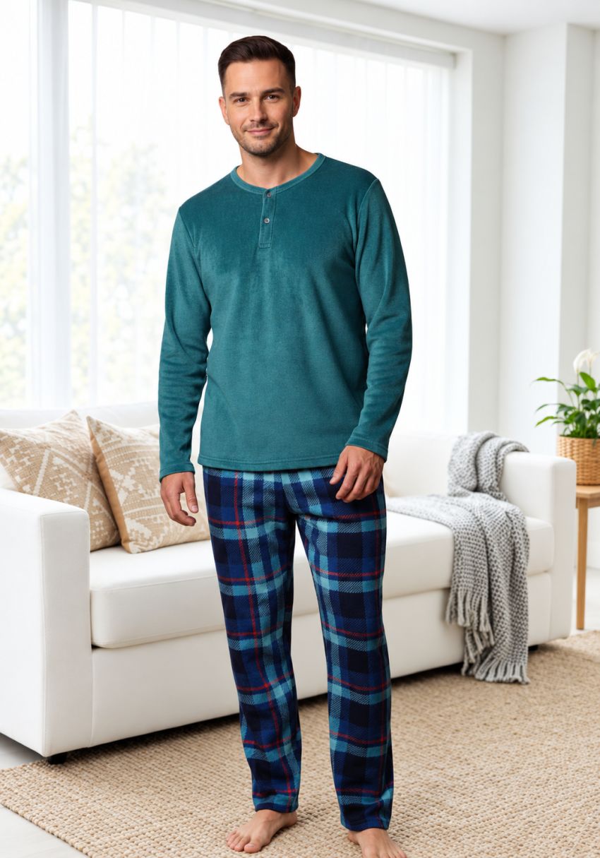Pijama de hombre Samuel con camiseta verde petróleo de manga larga y botones, y pantalón largo de cuadros azules y verdes.