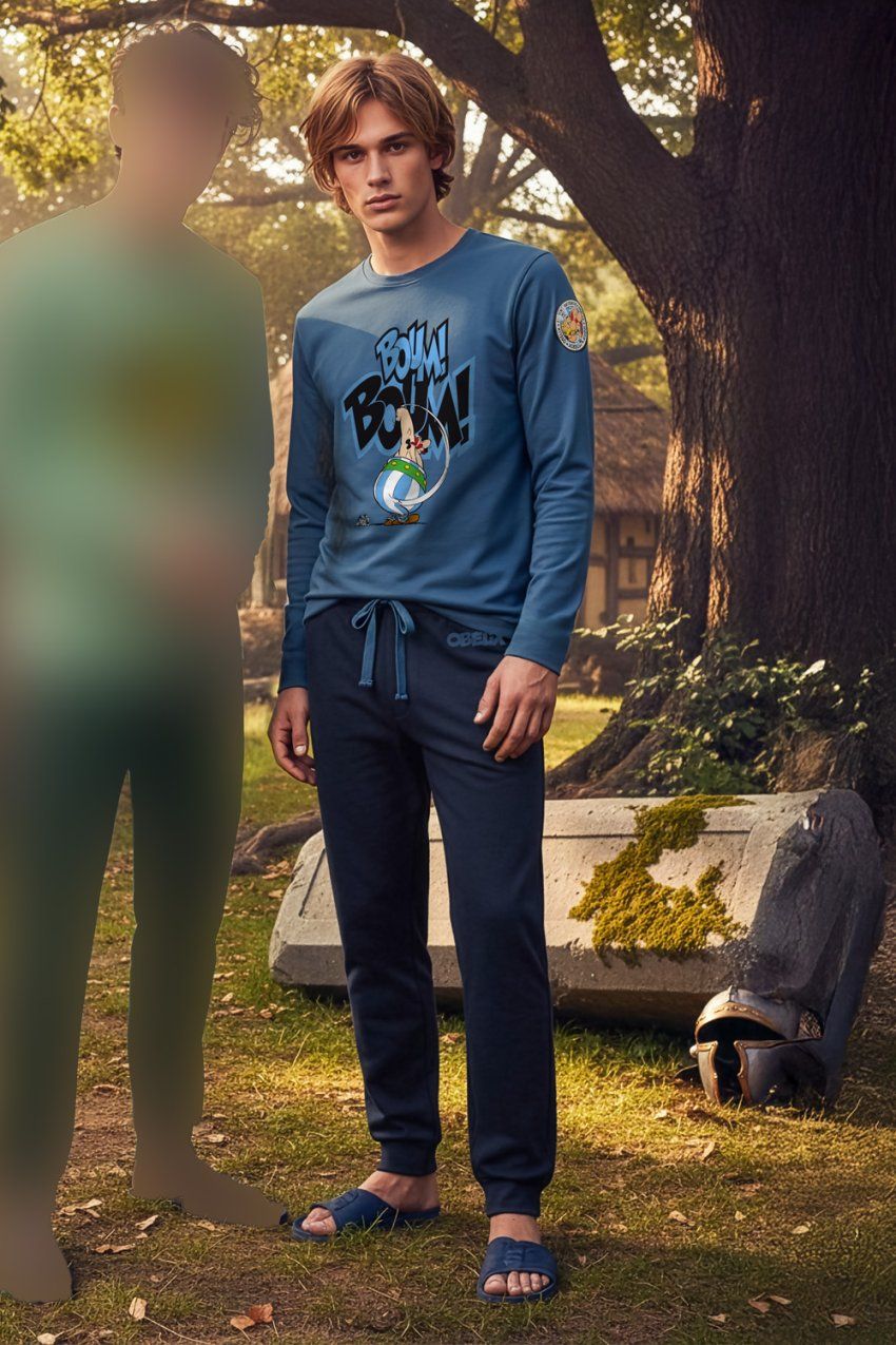 Modelo con pijama de hombre Astérix Obélix Boum 64716, con camiseta azul de manga larga con dibujo de Obélix y pantalón largo oscuro con puños.