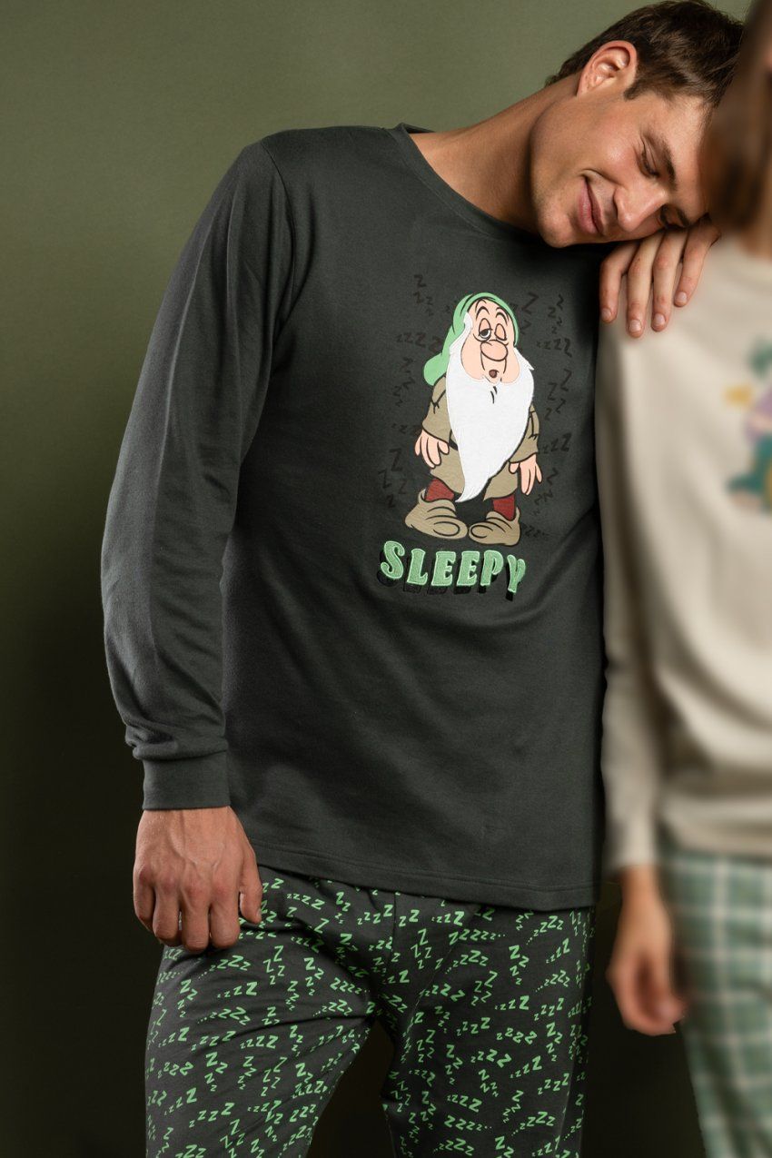 Modelo con pijama de hombre Disney Sleepy 64905, con camiseta verde de manga larga con dibujo de Dormilón y pantalón largo estampado en tonos verdes.