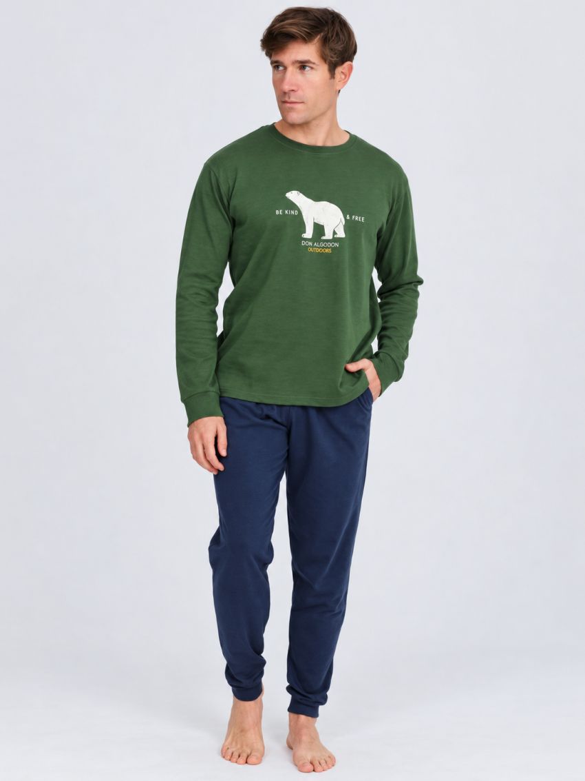 Modelo con pijama de hombre Don Algodón DA26W315, camiseta verde con oso polar blanco y pantalón azul marino con puños