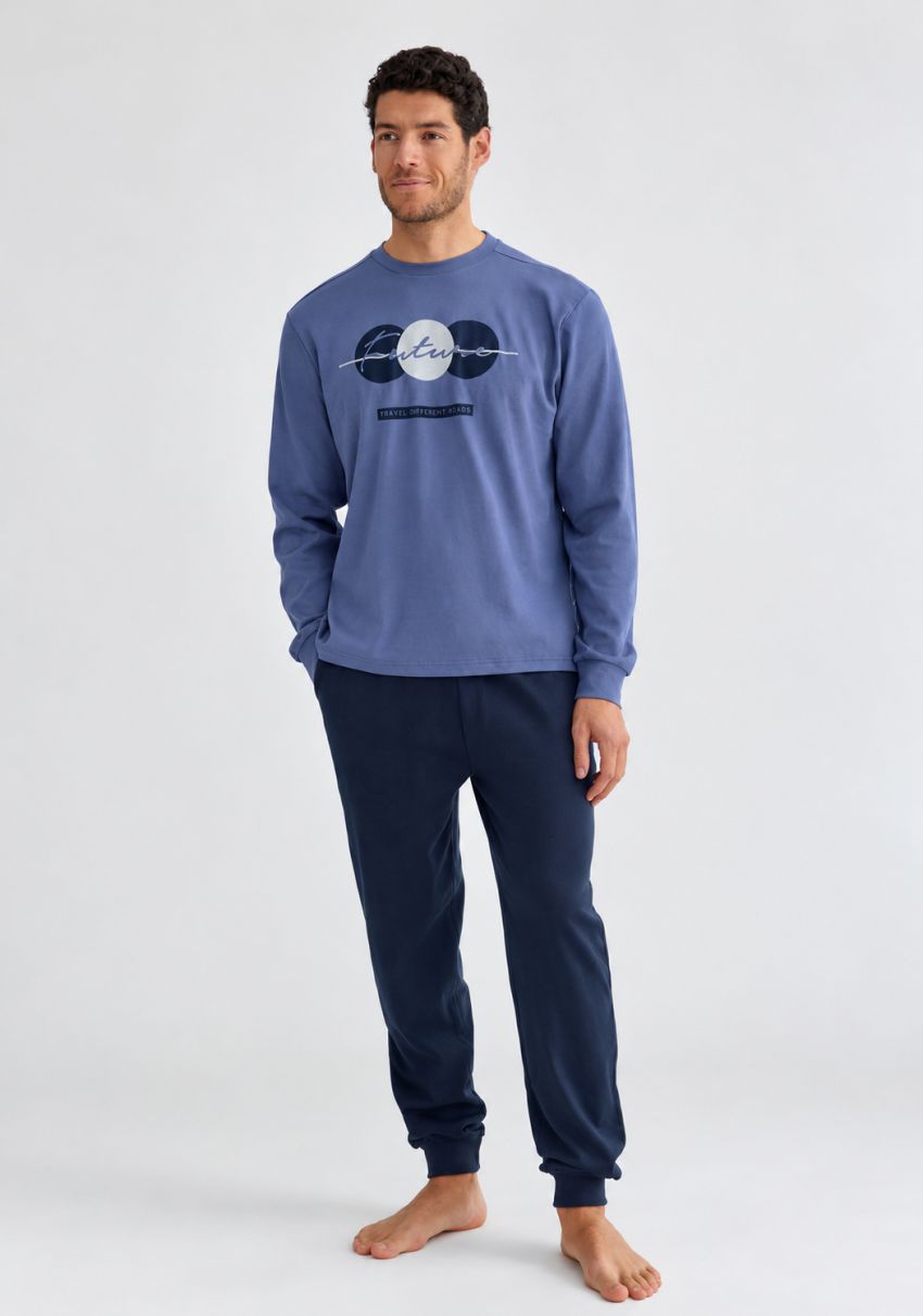 Pijama de hombre con camiseta azul de manga larga y estampado Future, combinado con pantalón largo azul marino con puños.