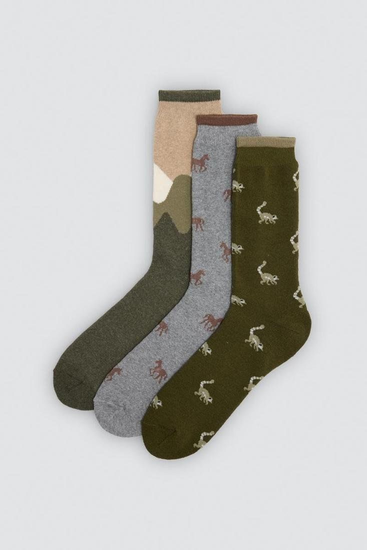 Calcetines térmicos de hombre Ysabel Mora 22113 en verde oliva, gris y beige, con estampados de animales y montañas.