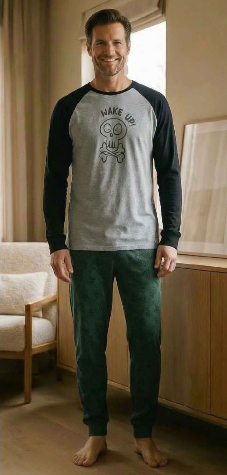 Pijama de hombre 8658 al por mayor, confeccionado en algodón y poliéster, con camiseta gris Wake Up de mangas oscuras y pantalón verde estampado con puños.