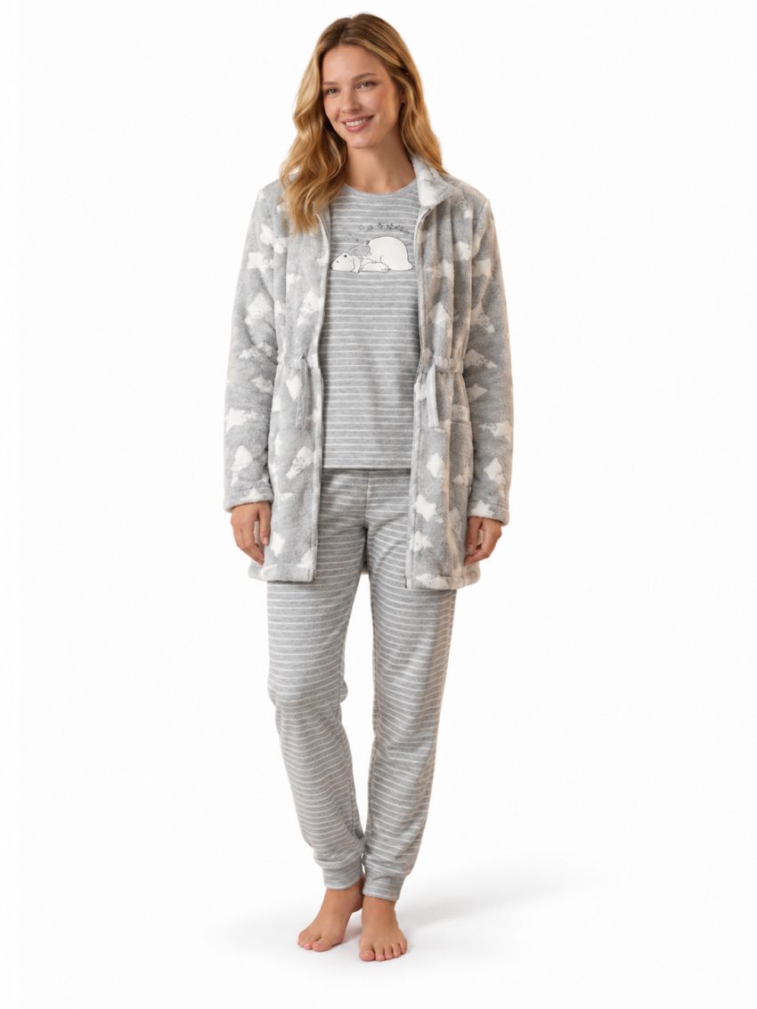 Modelo con bata larga Waterlemon 8535 en tejido Coral Soft gris con estampado de osos blancos sobre un pijama de rayas.