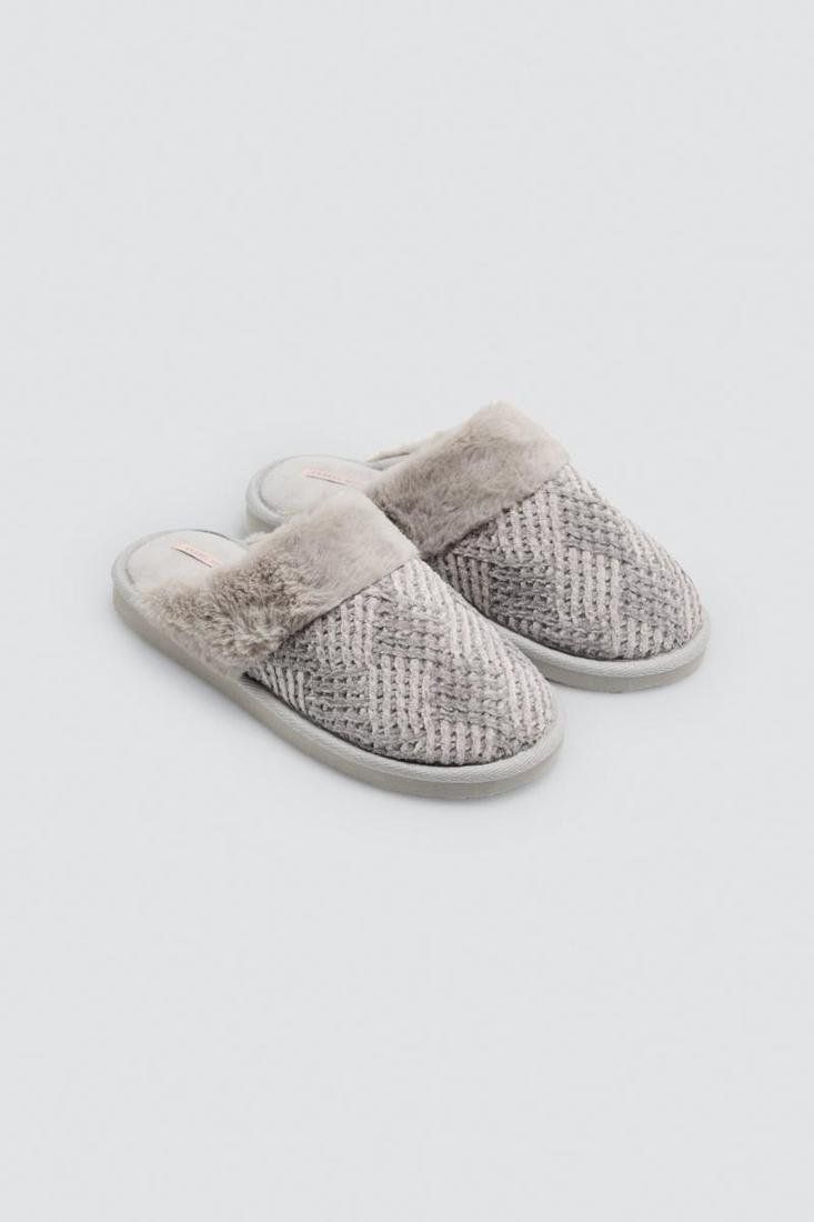 Zapatillas de casa para mujer Ysabel Mora 14180 en gris con estampado, detalle de pelo claro en el empeine y suela EVA.