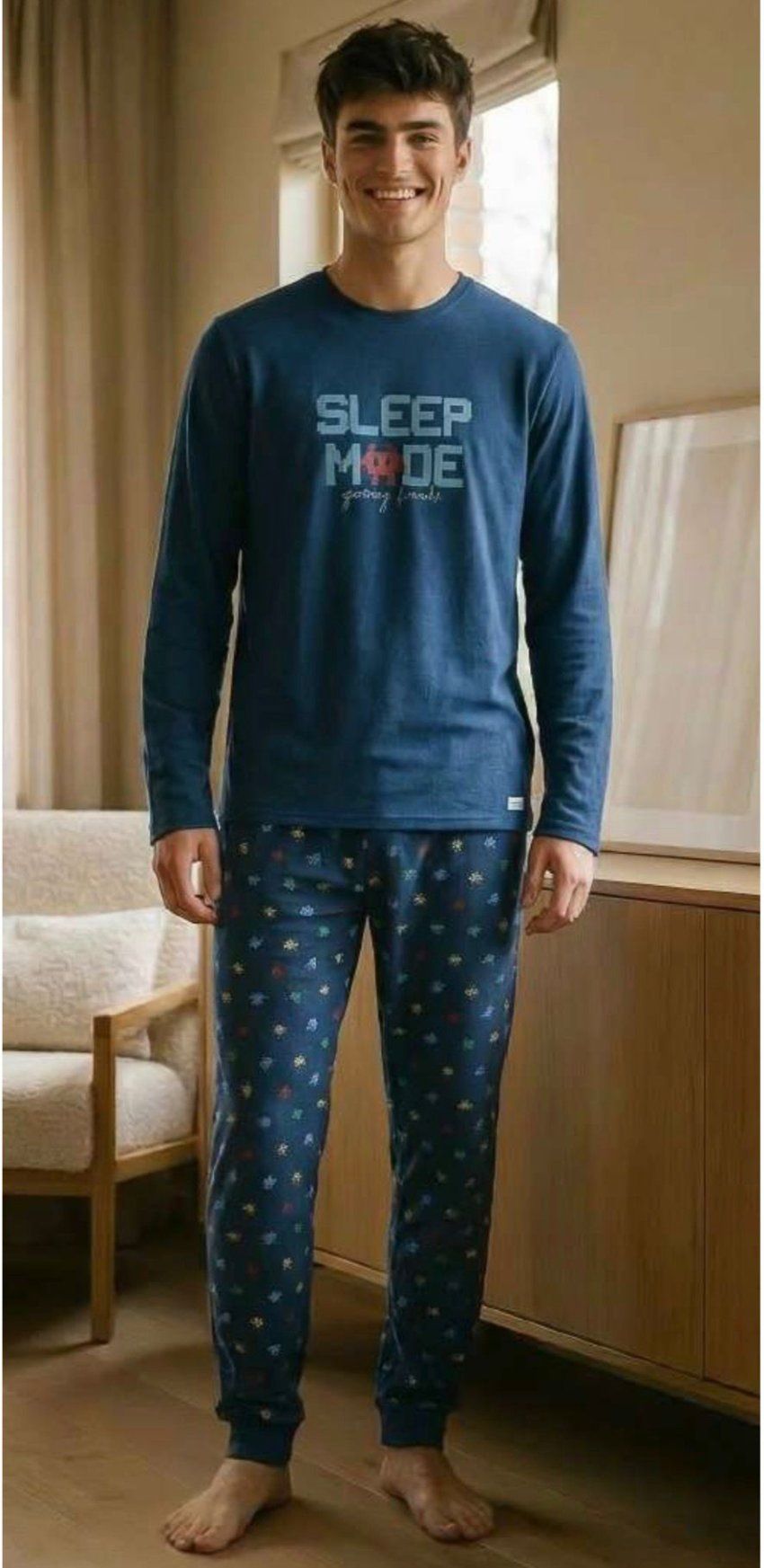 Pijama de hombre 8654 al por mayor, confeccionado en algodón y poliéster, con camiseta azul de manga larga Sleep Mode y pantalón estampado con puños.
