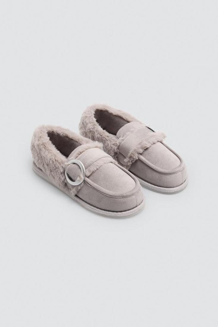 Vista superior de las zapatillas de casa para mujer Ysabel Mora 14202 en gris claro, con borde de pelo, tira con hebilla y costuras delanteras.