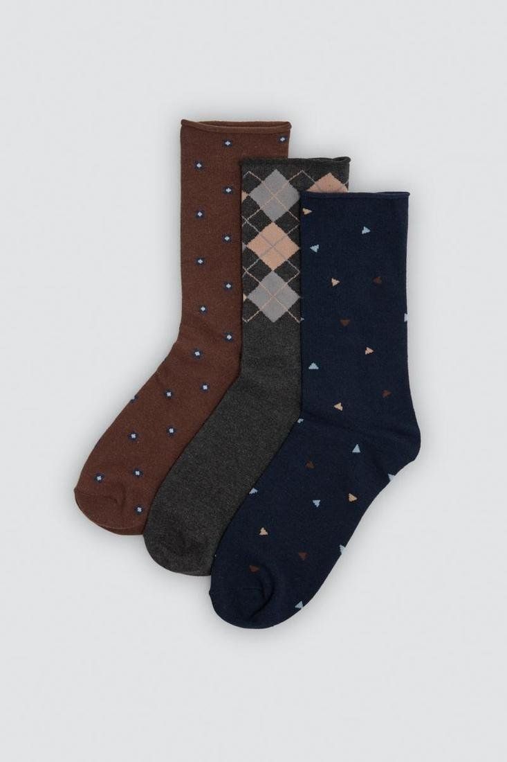 Calcetines de hombre sin puño Ysabel Mora 22108 en marrón, gris oscuro y azul marino, con rombos y pequeños motivos geométricos.