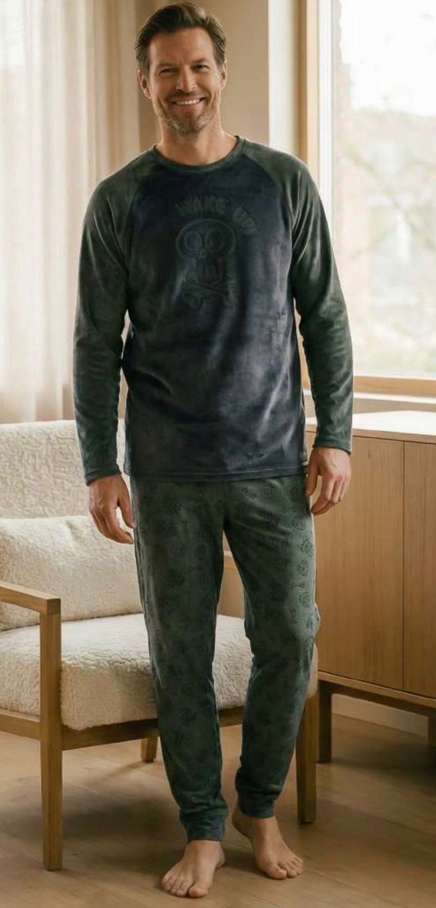 Vista frontal del pijama de hombre 8627 en verde oscuro, con camiseta de manga larga y pantalón estampado con puños, de la colección de pijamas al por mayor.
