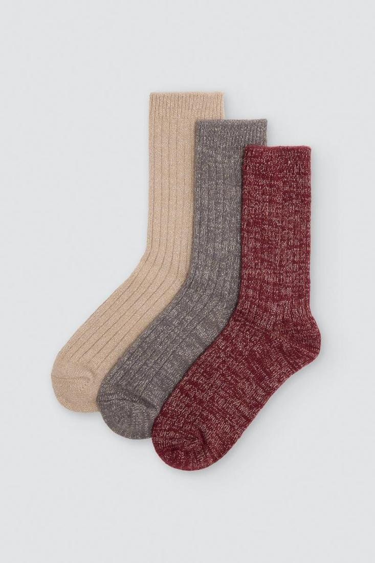 Tres calcetines de mujer Ysabel Mora 12136 de punto acanalado jaspeado en colores beige, gris y burdeos.