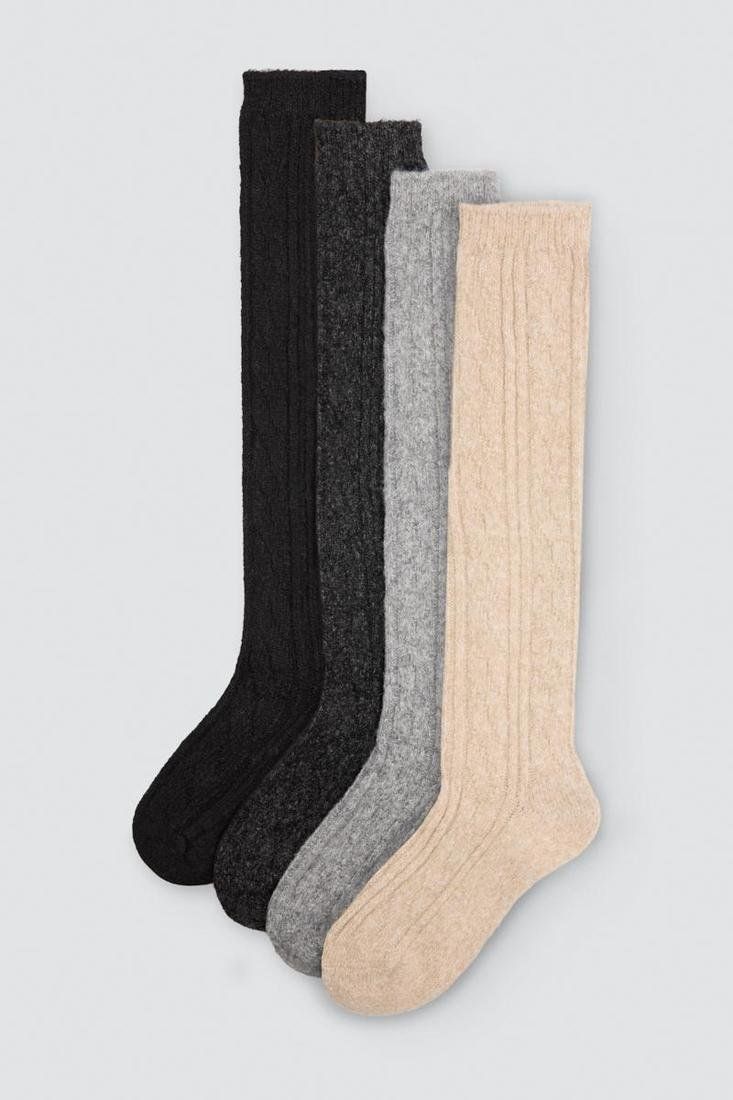 Cuatro calcetines largos de mujer Ysabel Mora 12139 con punto en relieve en colores negro, gris oscuro, gris claro y beige.