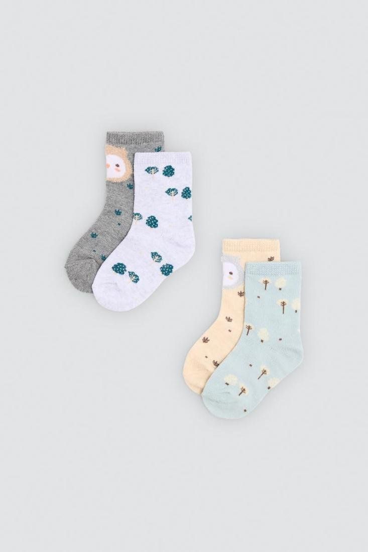 Calcetines de bebé Ysabel Mora 52904 en gris, lila claro, beige y verde suave, con dibujos de búhos y árboles.