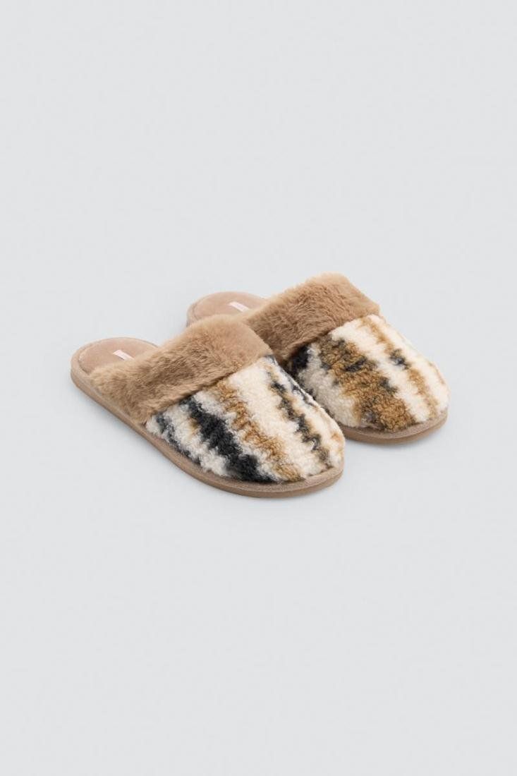 Vista superior de las zapatillas de casa para mujer Ysabel Mora 14185, con estampado de cebra en tonos claros, camel y negro y borde de pelo camel.