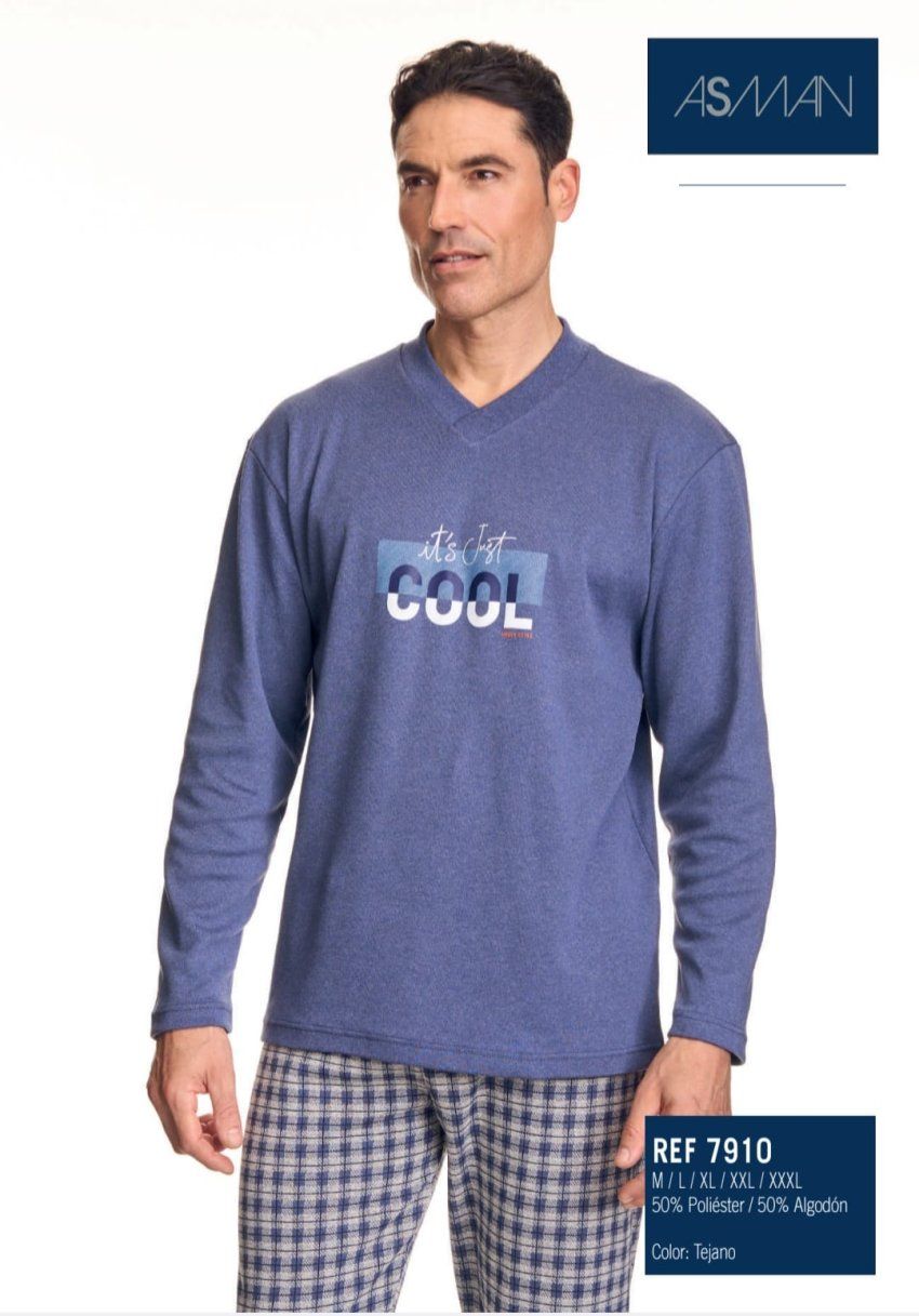 Pijama largo de hombre Asman, referencia 7910, con camiseta de manga larga en color tejano, cuello de pico, estampado central y pantalón largo de cuadros.