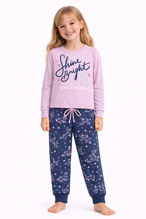 Pijama de niña Katuco con camiseta lila de manga larga y pantalón azul marino estampado de unicornios y estrellas.
