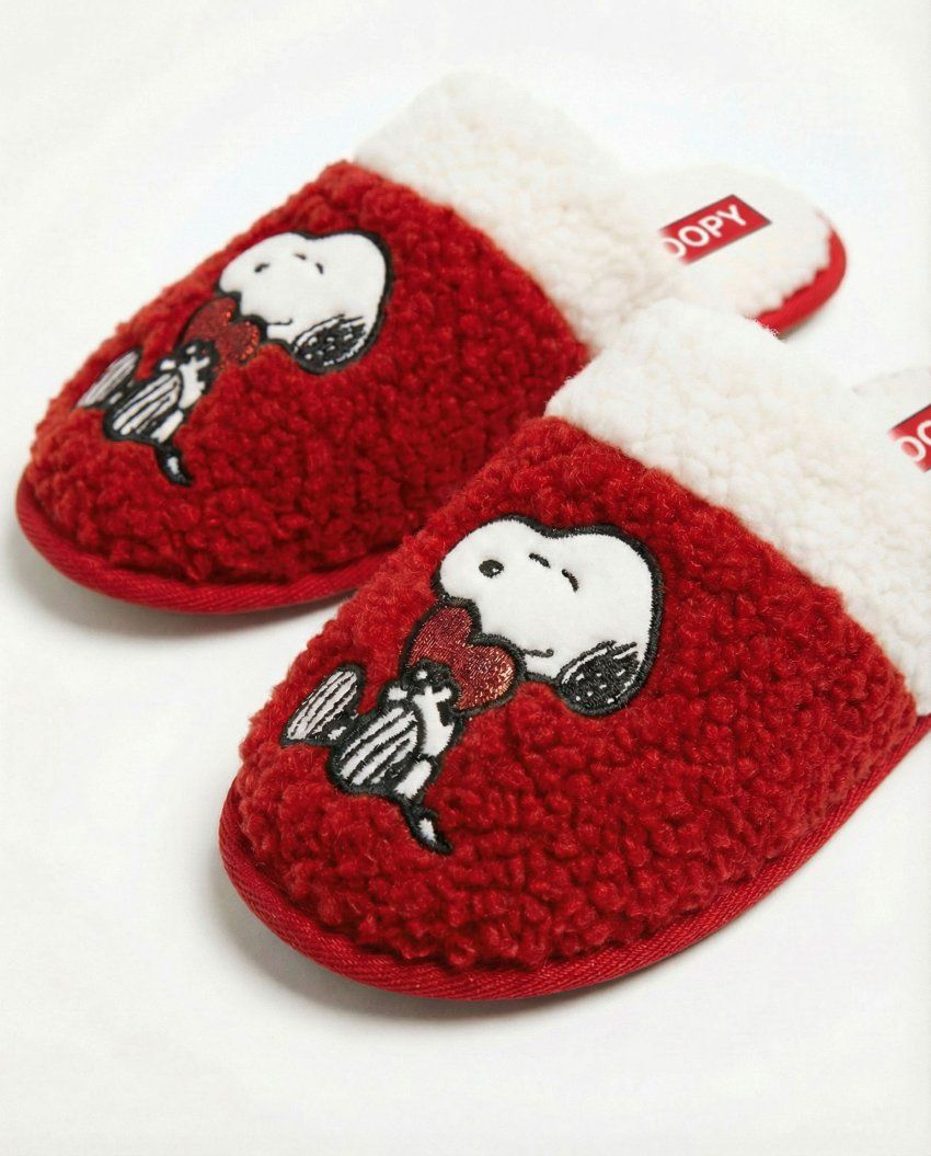 Zapatillas de casa destalonadas de Snoopy en tejido de borreguito rojo y blanco con corazón bordado.