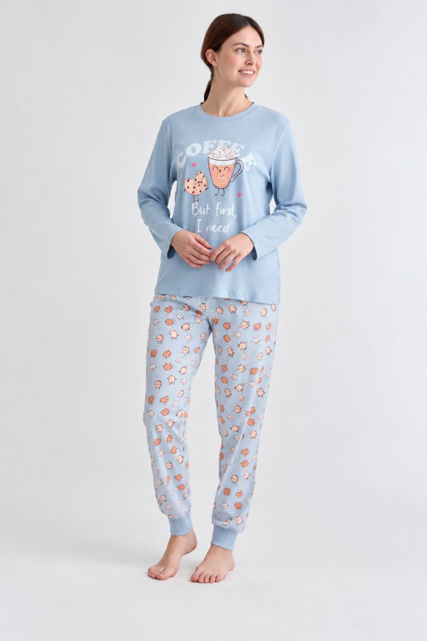 Pijama de mujer azul claro con camiseta de manga larga estampada de taza de café y galleta, y pantalón a juego con pequeños motivos y puños.
