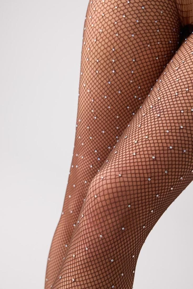 Panty de red para mujer de Ysabel Mora con pequeños detalles de brillos, disponible en beige, marrón y negro y en tallas S M y L XL.