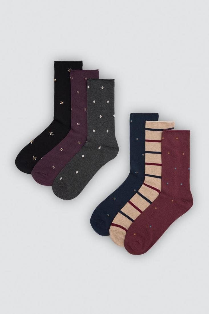 Calcetines de hombre sin puño Ysabel Mora 22110 en tonos oscuros, beige y burdeos, con pequeños estampados y rayas.