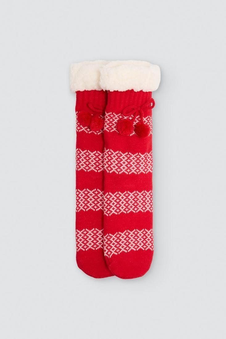 Calcetines de mujer rojos y blancos con motivos navideños, pompones y puntos antideslizantes en la planta.