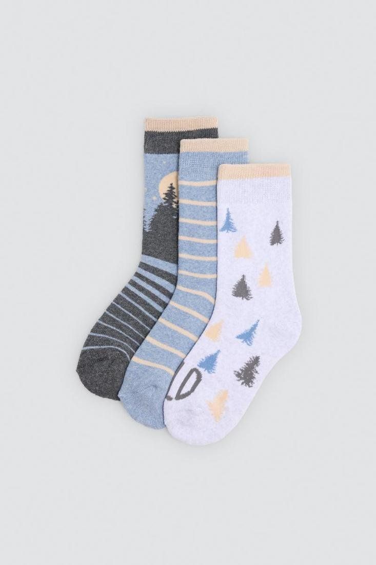 Calcetines térmicos de niño Ysabel Mora 42673 en gris y azul claro, con árboles, paisajes de bosque, rayas y detalles beige.