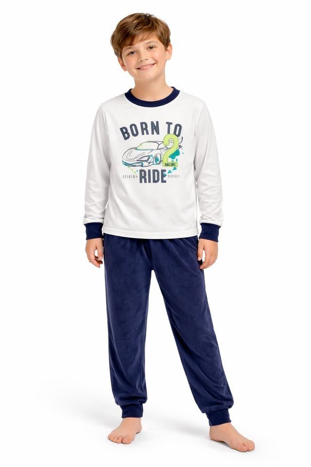 Pijama de niño Katuco con camiseta blanca de manga larga y estampado de coche, combinado con pantalón azul marino con puños.