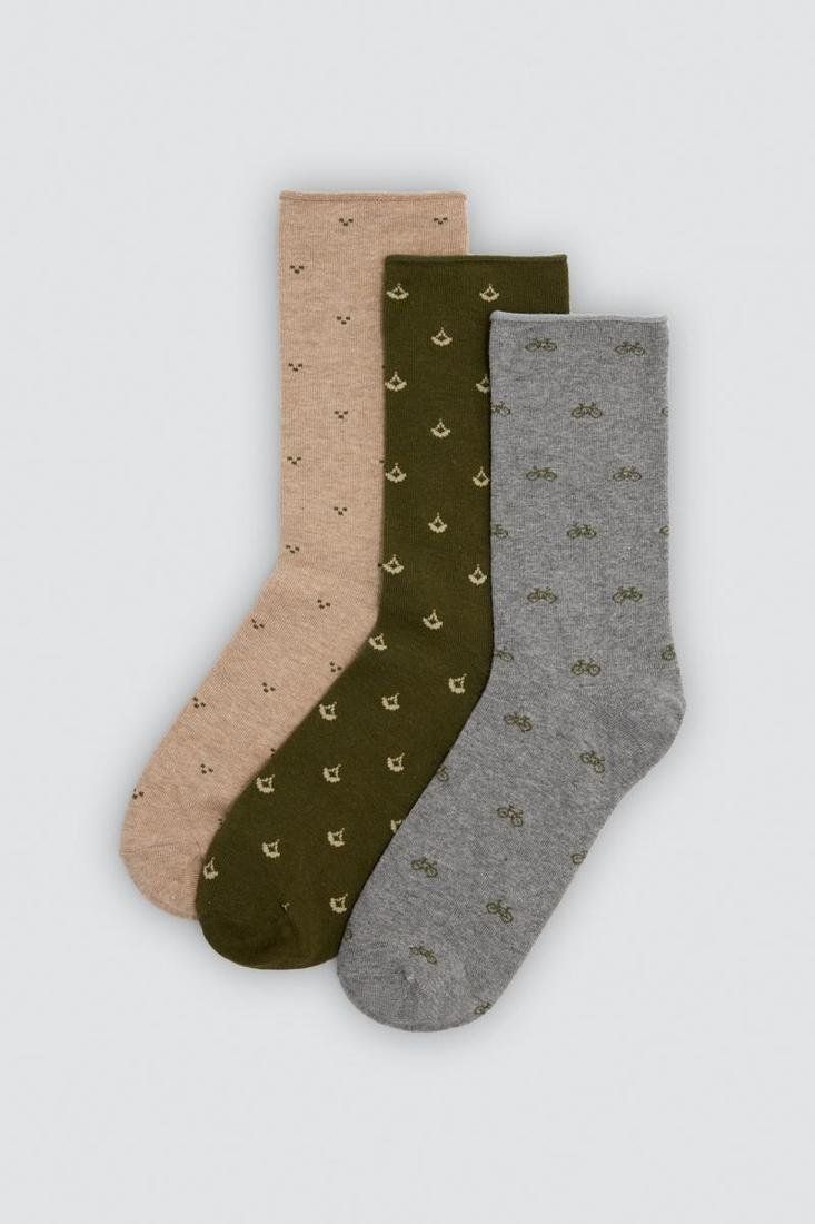 Calcetines de hombre sin puño Ysabel Mora 22107 en beige, verde oliva y gris, con pequeños estampados de bicicletas y motivos minimalistas.