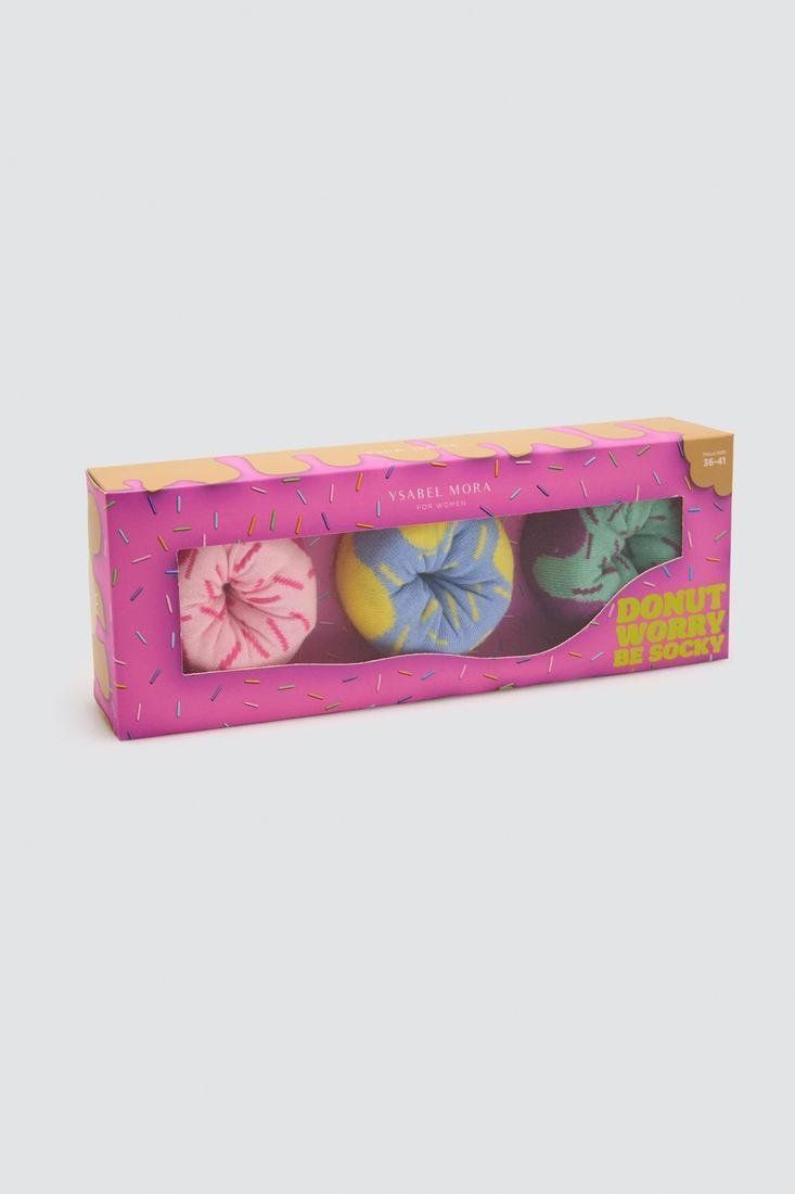 Caja regalo Ysabel Mora 12142 con tres pares de calcetines de mujer enrollados en forma de dónuts, en tonos rosa, azul y verde.