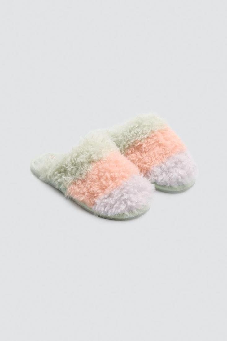 Vista superior de las zapatillas de casa para mujer Ysabel Mora 14186, de pelo con rayas en verde claro, melocotón y lila y diseño destalonado.